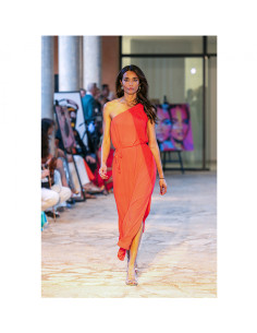 Maxikleid mit asymmetrischem Ausschnitt und Beinschlitz.