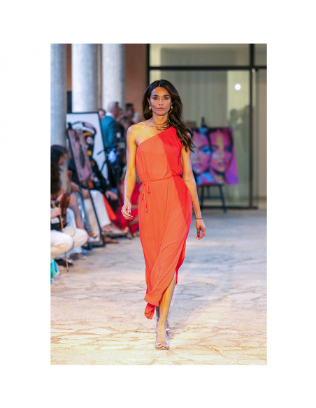 Maxikleid mit asymmetrischem Ausschnitt und Beinschlitz.