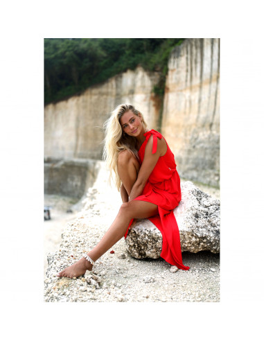 Maxikleid mit asymmetrischem Ausschnitt und Beinschlitz.